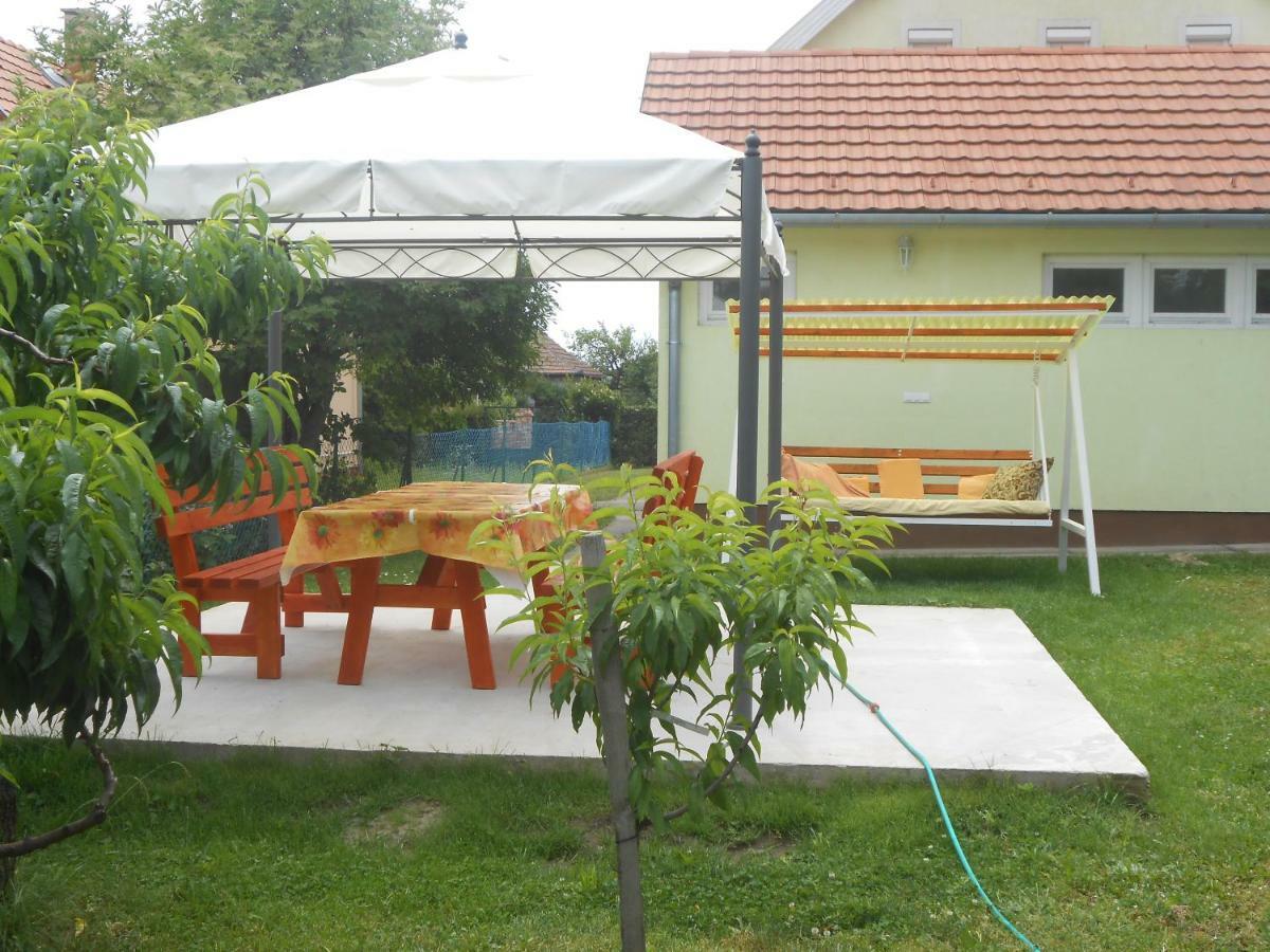 Ferienwohnung Nora Apartman Balatonfůzfő Exterior foto